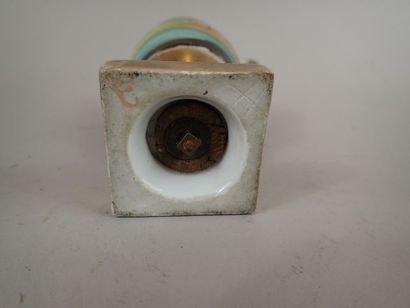 Paris, XIXème siècle. Vase balustre à anses...