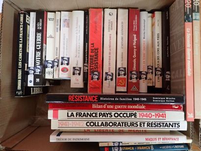 Importante mannette de livres brochés et...