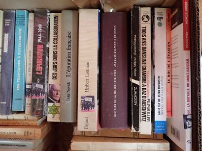 Important et intéressante mannette de livres...