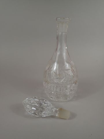 Carafe en cristal de Lorraine à décor taillé...