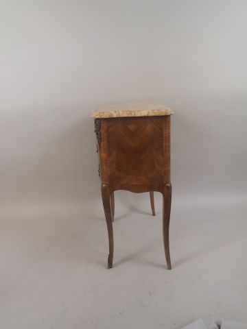 Petite commode en bois de placage de forme...