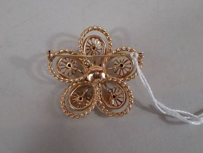 Broche fleur en or jaune. 

Poids : 10,5...