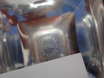 SEVRES, petit vase en cristal à base quadrangulaire.Signé...