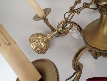Lustre en bronze doré à cinq bras de lumière...