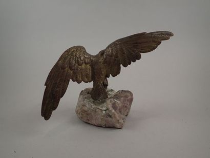 Porte montre en bronze doré figurant un aigle...