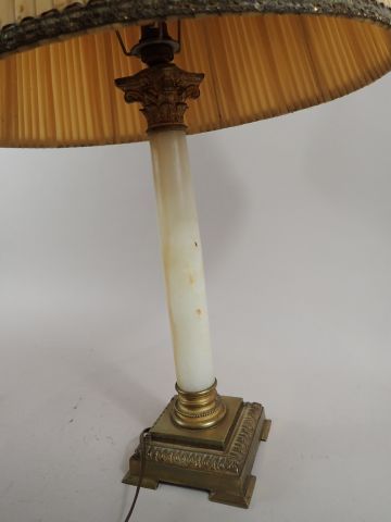 Lampe à piètement quadrangulaire en bronze...