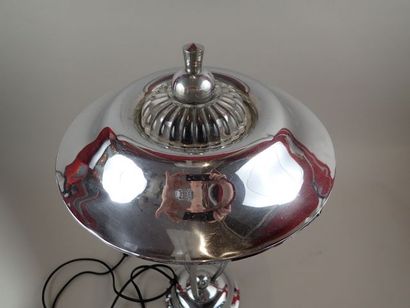 Lampe en métal chromé et verre moulé reposant...