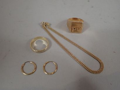 Ensemble en or jaune 18K comprenant une chevalière...