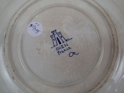 GIEN. Plat de forme décagonale en faïence...
