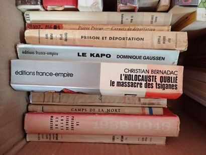 Important et intéressante mannette de livres...