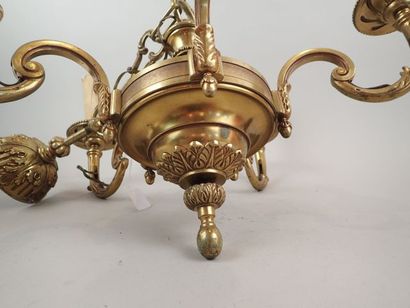 Lustre en bronze doré à cinq bras de lumière...
