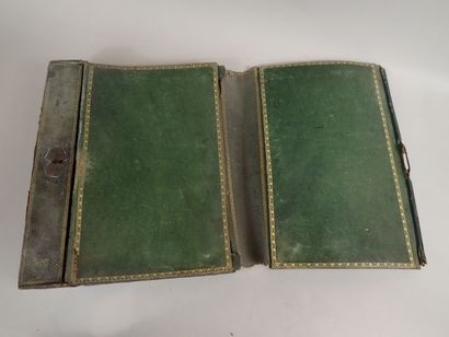 Portefeuille en maroquin vert, doré aux fers,...