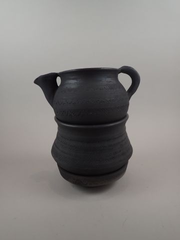 Ensemble de trois céramiques noires à décor...