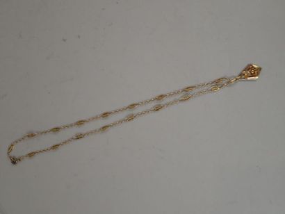 Collier filigrané en or jaune avec pendentif...
