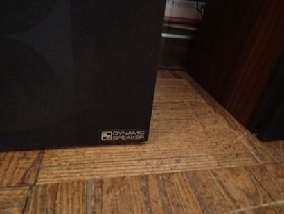 Meuble HI-FI et chaîne HI-FI avec enceintes...