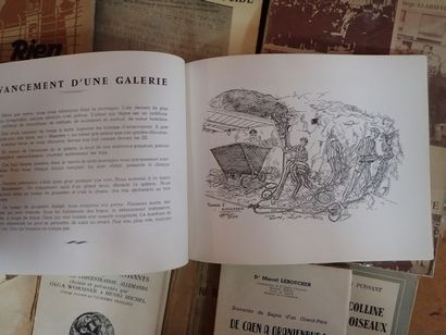 Importante mannette de livres brochés et...