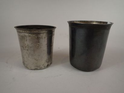 Ensemble de deux timbales gobelets en argent...
