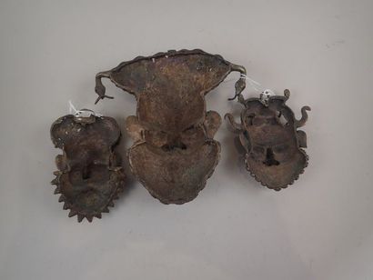 Ensemble de trois masques anthropomorphes...