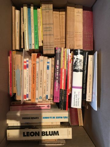 Carton de livres brochés et reliés. En l...