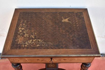 Petite table chiffonnière en marqueterie...