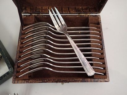 Lot de métal argenté comprenant 12 fourchettes...