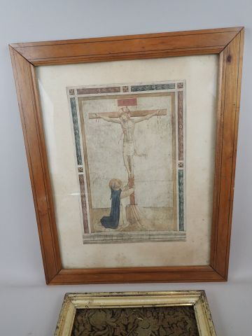 Deux cadres, l'un en bois de placage à décor...