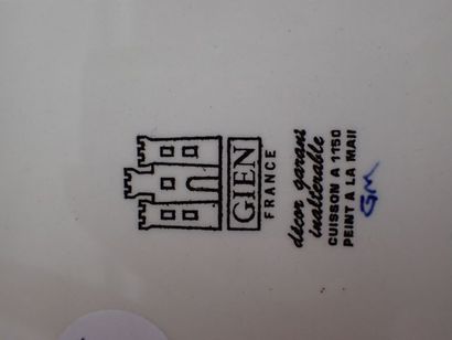 GIEN. Plat à cake en faïence polychrome à...
