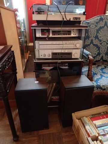 Meuble HI-FI et chaîne HI-FI avec enceintes...