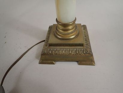 Lampe à piètement quadrangulaire en bronze...