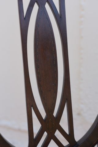 Paire de chaises volantes en acajou et incrustations...