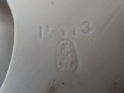 Petit vide-poche en porcelaine à décor d'un...