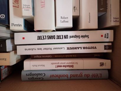 Mannettes de livres brochés comprenant Les...