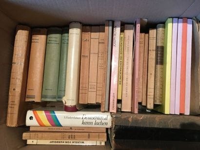 Carton de livres brochés comprenant notamment...