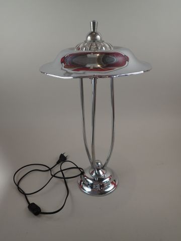 Lampe en métal chromé et verre moulé reposant...