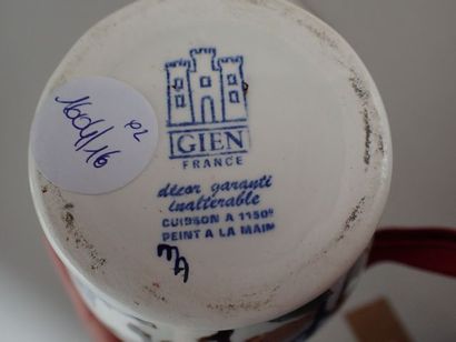 GIEN. Plat de forme décagonale en faïence...