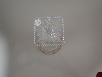 Vase médicis en verre taillé à décor de rosace,...