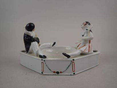 Petit vide-poche en porcelaine à décor d'un...