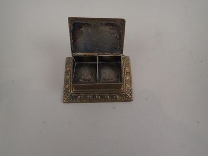 Boite à timbres en laiton à décor des armes...