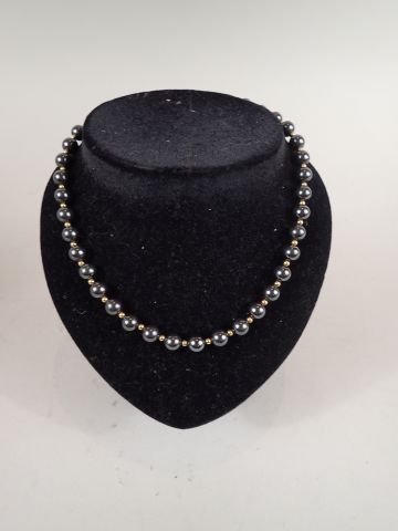 Collier en perles hématites et intercalaires...