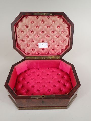Coffret octogonal en placage de palissandre...