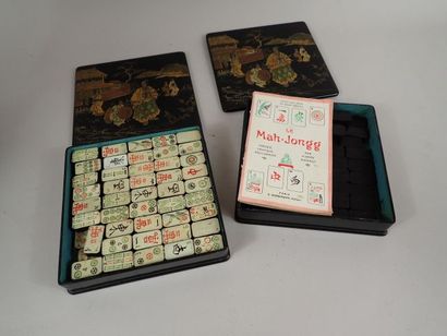 Jeu de mahjong en bois noirci et peint polychrome...