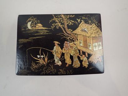 Boîte en bois laqué à décor asiatique sur...
