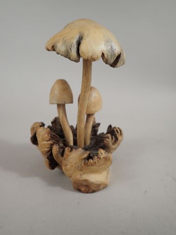 Groupe en bois sculpté figurant des champignons....