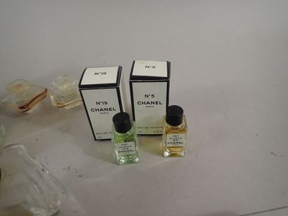 Lot de miniatures de parfums et de flacons...