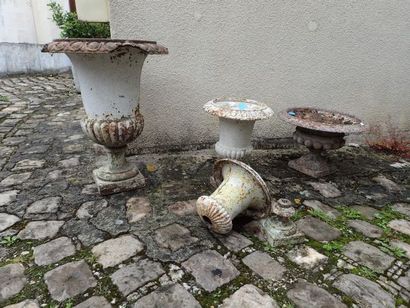 Ensemble comprenant trois vases Médicis en...