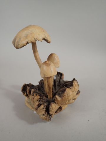 Groupe en bois sculpté figurant des champignons....