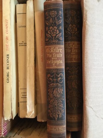 Carton de livres brochés. En l'état.