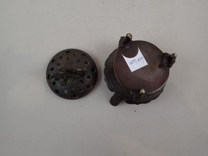 Petit brûle-parfum en cuivre à patine brune...