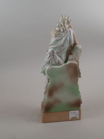 Statuette en porcelaine polychrome figurant...