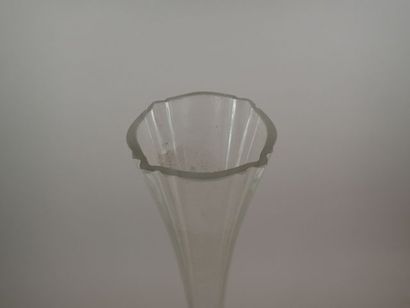 Haut vase soliflore en verre, la base quadrangulaire...
